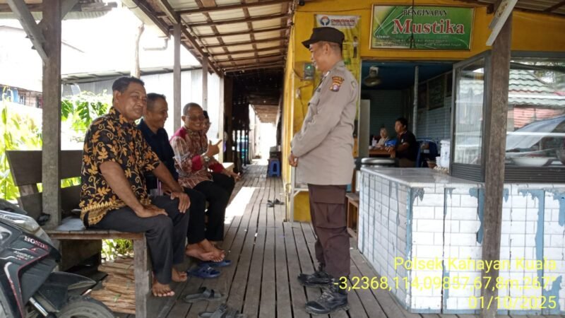 Personel Polsek Kahayan Kuala menyampaikan pesan Kamtibmas