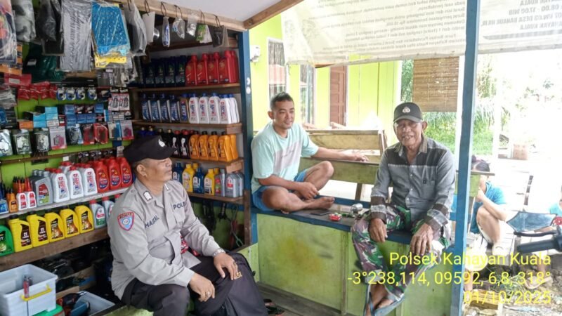 Personel Polsek Kahayan Kuala menyampaikan pesan Kamtibmas