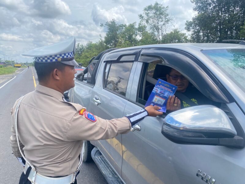 Personel Lantas Memberikan Himbauan