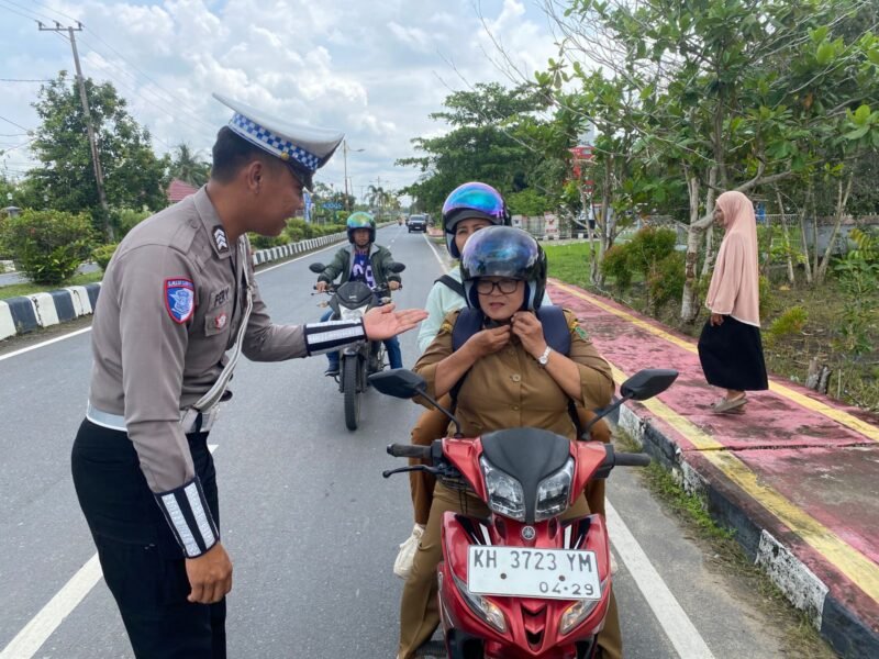 Satlantas Polres Pulang Pisau Sosialisasi Penggunaan Helm,