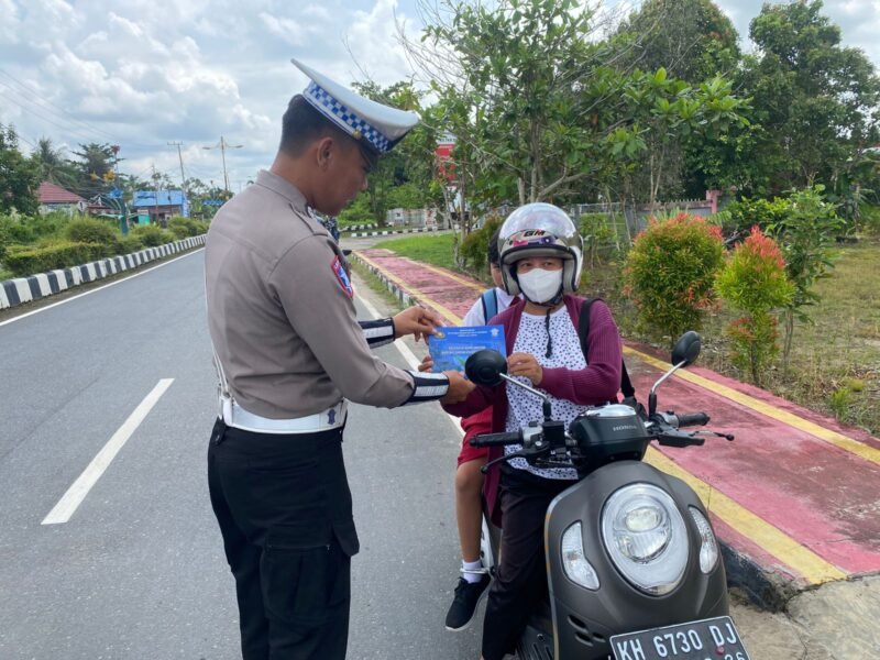 Satlantas Polres Pulang Pisau Bagikan Brosur,