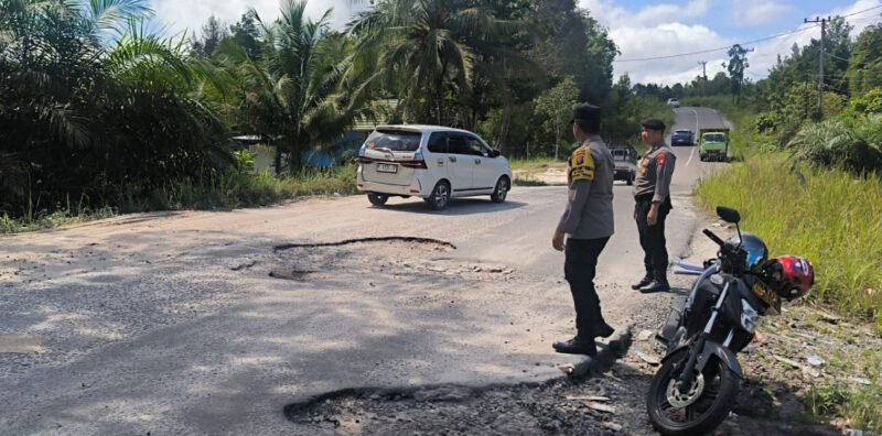 Polsek Banama Tingang Lakukan Patroli dan Cek Jalan Rusak