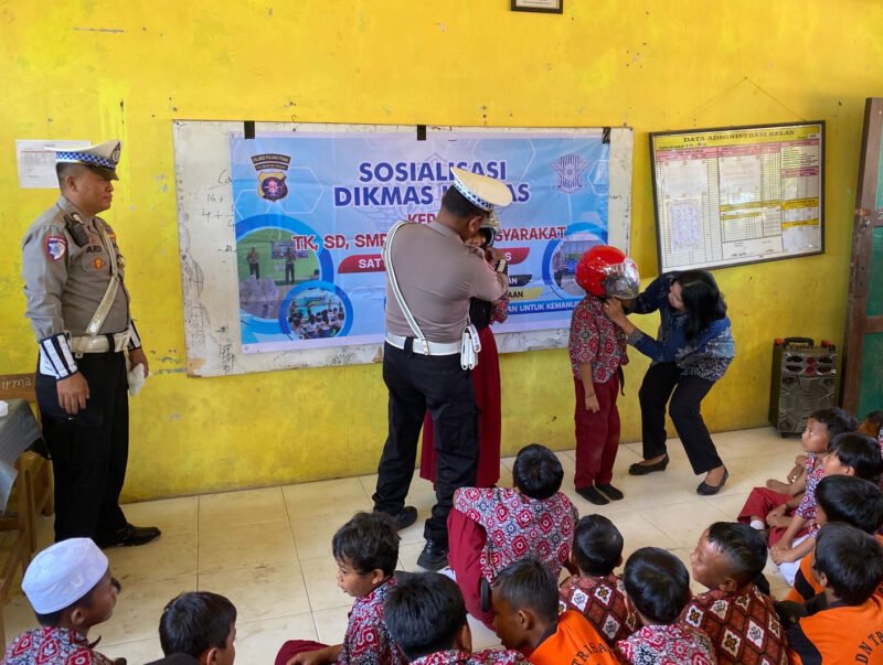 Polisi Jadi Guru Sehari