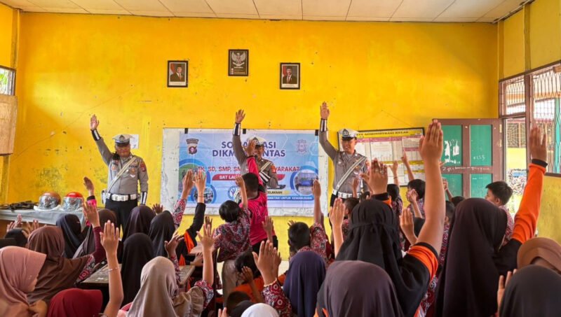 Polisi Edukasi Siswa SD Soal Keselamatan di Jalan