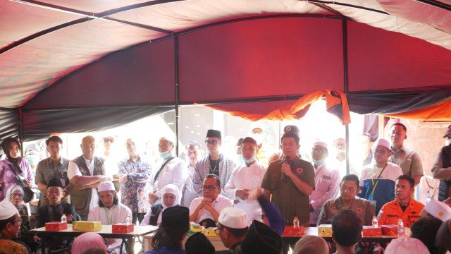 Evakuasi Korban Reruntuhan Mushola Pondok Pesantren Al-Khoziny dengan Alat Berat