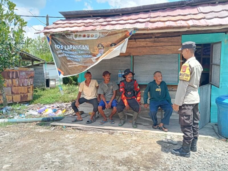 Sambangi Warga Dengan Humanis, personel Polsek Sebangau Kuala Sampaikan Pesan Kamtibmas kepada Warganya