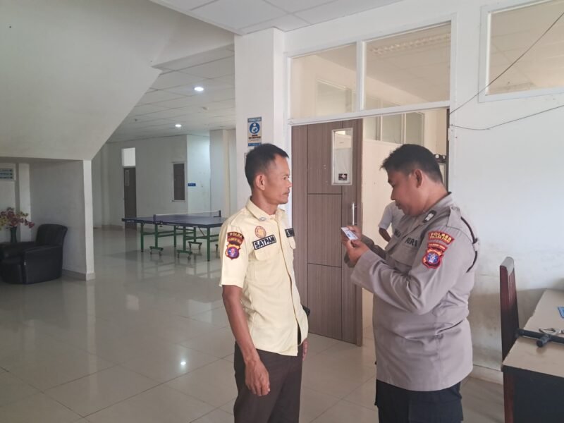 Kanit Binkamsa Sat Binmas Polres Pulang Pisau Sambangi Satpam kantor DPRD Pulang Pisau