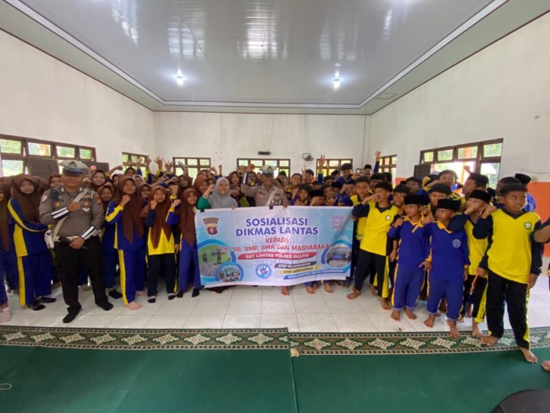 Polisi Ajak Anak MTs Belajar Tertib Lalu Lintas Lewat Simulasi dan Hadiah Helm