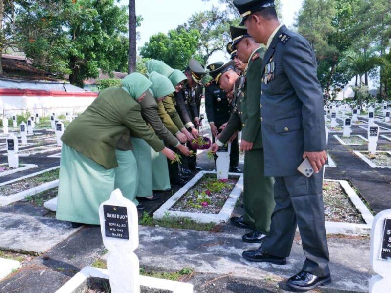 Ziarah Nasional Di TMP Raden Wijaya, Momentum HUT Ke 80 TNI Untuk Mengenang Jasa Pahlawan