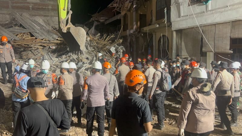 Personel Polresta Sidoarjo Berjibaku Bersihkan, Puing Bangunan Ponpes Al Khoziny