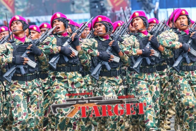 PRAJURIT DAN ALUTSISTA MARINIR TAMPIL DALAM GLADI BERSIH DI MONAS