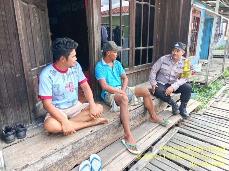 Personel Polsek Kahayan Kuala menyampaikan pesan Kamtibmas,