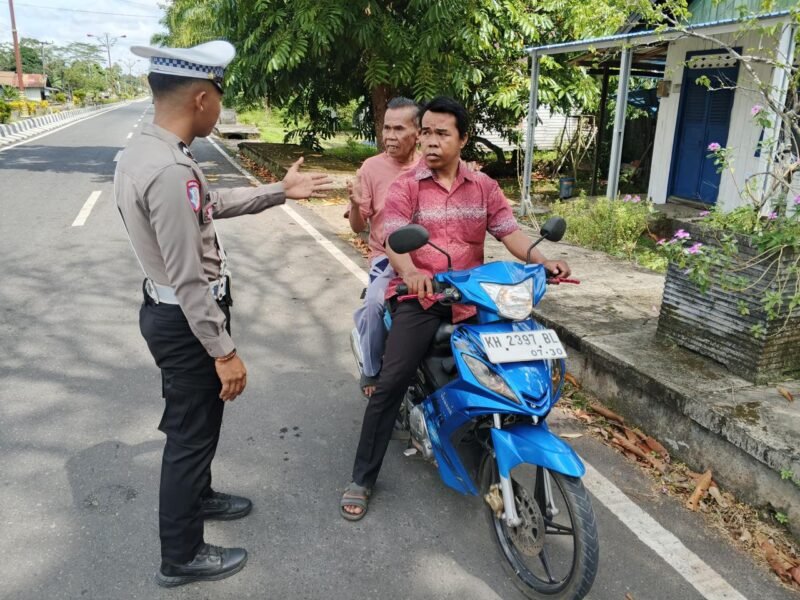 Pengendara Motor Yang Tidak Memakai Helm