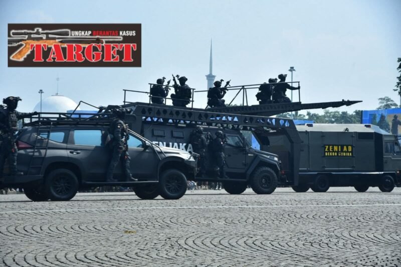 AKSI PRAJURIT MARINIR, PUKAU PENONTON DALAM DEMONSTRASI KETANGKASAN HUT KE-80 TNI