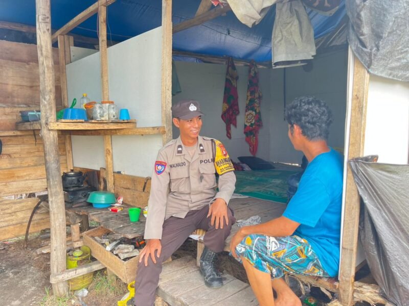 Sambangi Warga Dengan Humanis, personel Polsek Sebangau Kuala Sampaikan Pesan Kamtibmas kepada Warganya