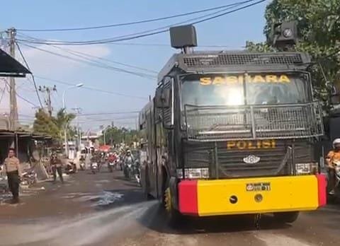 Polres Gresik Terjunkan Water, Cannon Respon Keluhan Warga Soal Jalan Berdebu Imbas Proyek Pelebaran