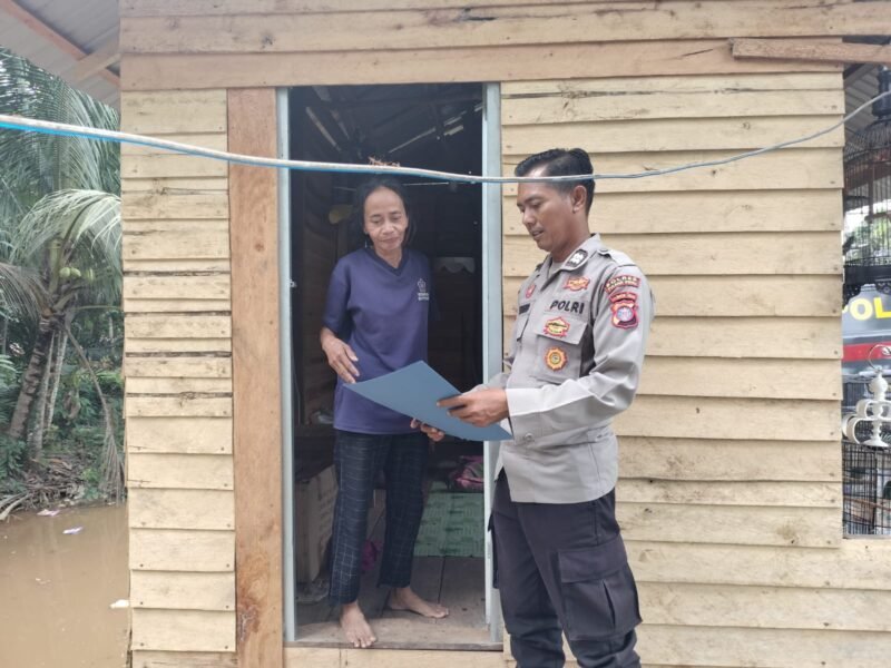 Cegah Karhutla, Personil Sat Binmas Polres Pulang Pisau memberikan himbauan dilarang membakar hutan dan lahan secara sembarangan kepada masyarakat