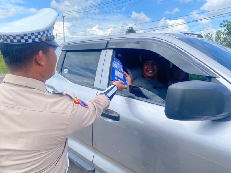 Pembagian Brosur Kamseltibcarlantas kepada Pengguna Jalan