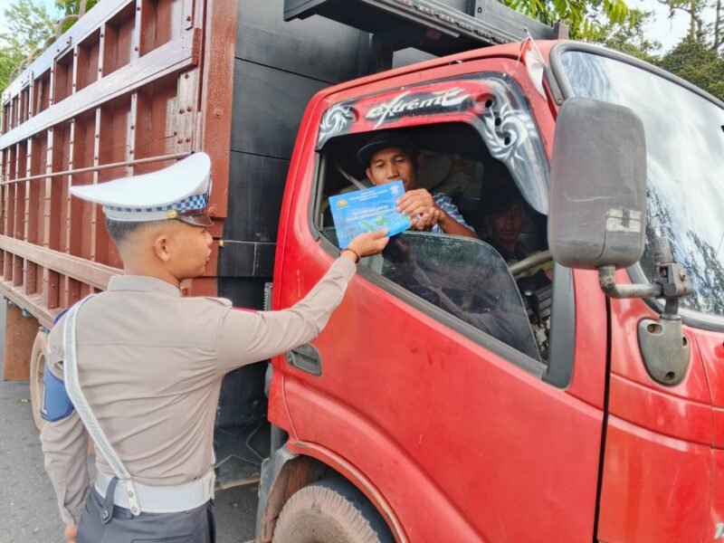 Satlantas Polres Pulang Pisau Bagikan Brosur Kamseltibcarlantas kepada Pengendara