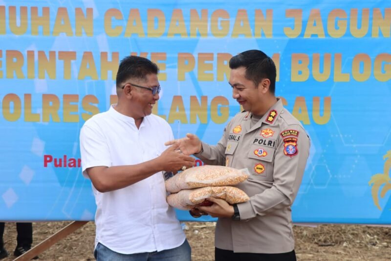 Kapolres Pulang Pisau Gandeng Bulog, Serahkan Jagung Hasil Panen untuk Ketersediaan Pangan