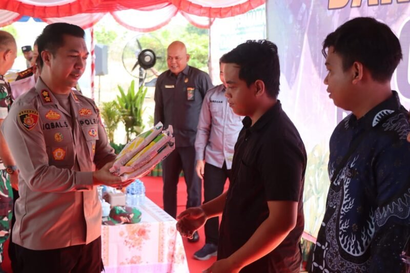 Sambut Penanaman Jagung Serentak Kuartal IV, Polres Pulang Pisau Berikan Bantuan Alat Pertanian