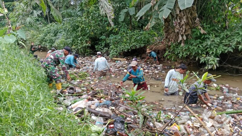Babinsa Koramil 1002-04/Labuan Amas Selatan Ajak Warga Gotong Royong Bersihkan Sungai