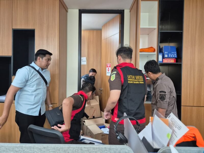 Kantor pilindo di  geledah kejaksaan tanjung  perak korupsi kolam