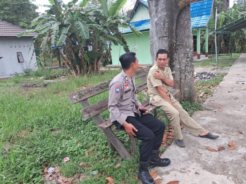 Cegah Karhutla, Personil Sat Binmas Polres Pulang Pisau memberikan himbauan dilarang membakar hutan dan lahan secara sembarangan kepada masyarakat
