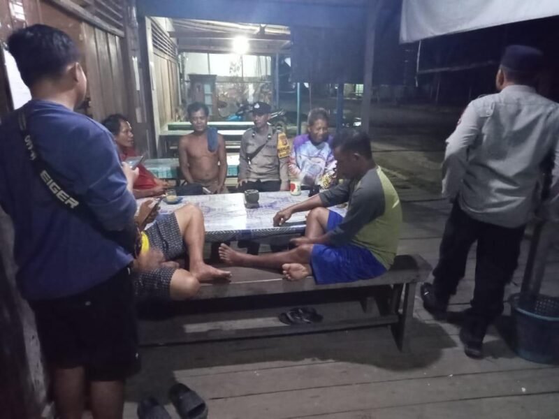 Polsek Sebangau Kuala Aktif Sambangi Warga di malam hari.