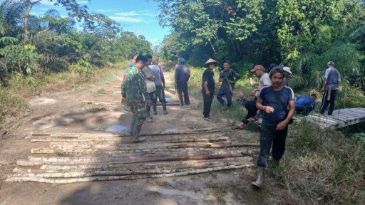 Anggota Satgas TMMD, REGTAS Ke-126 Kodim 1208/Sambas Kerjakan Penimbunan Jalan