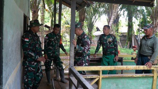 Dan SSK TMMD REGTAS Ke-126 Kodim 1208/Sambas Dampingi Kasi Ter Kasrem 121/Abw Tinjau Sasaran Fisik