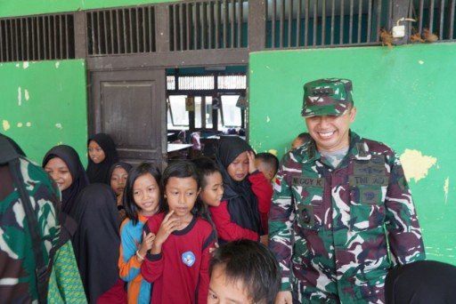 Siswa SD Sambut Hangat Kunjungan Kasi Ter Kasrem 121/Abw di Lokasi TMMD Regtas Ke-126 Kodim 1208/Sambas