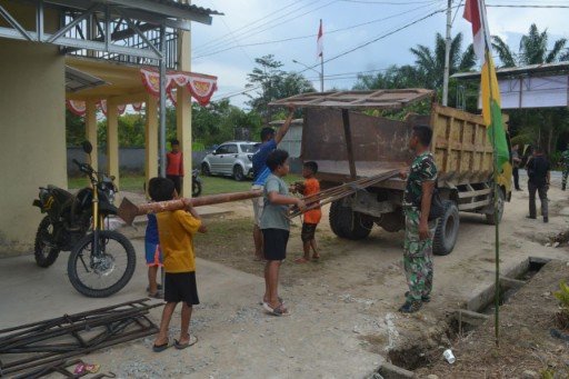 Anak-Anak Bantu Satgas TMMD, Angkat Besi Tenda Pasca Pembukaan TMMD Regtas ke-126 Kodim 1208/Sambas