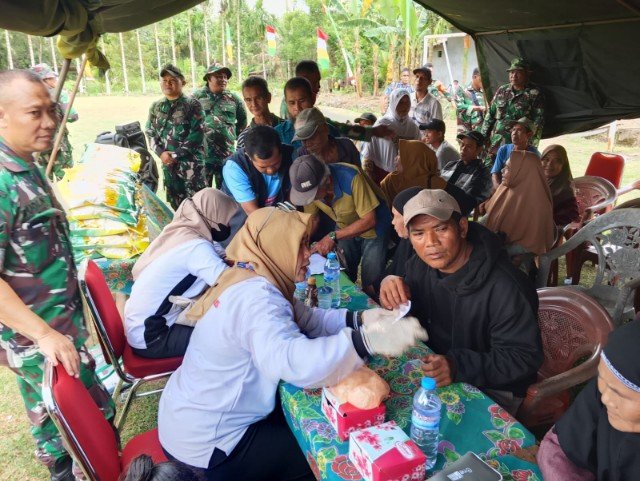 Pembukaan TMMD, Regtas ke-126 Kodim 1208/Sambas Hadirkan Layanan Cek Kesehatan Gratis Bagi Warga