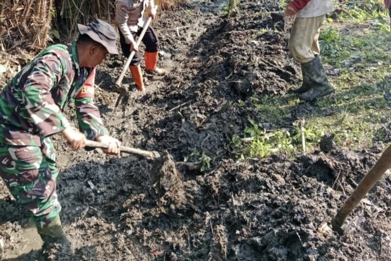 Babinsa Koramil 1002-06/Barabai Ajak Warga Banua Budi Gotong Royong Bersihkan Parit
