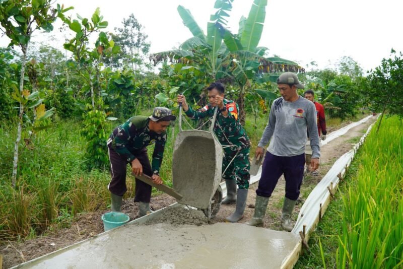 Satgas TMMD REGTAS ke-126 Kodim 1208/Sambas Laksanakan Pengecoran Jalan Rabat Beton Desa Ratu Sepudak
