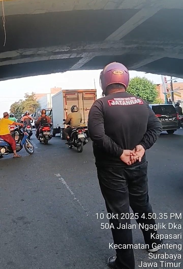 Macet Parah di Jalan Ngaglik Surabaya, Pengendara Motor Lawan Arus Tanpa Helm