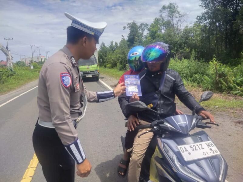 Satlantas Polres Pulang Pisau Bagikan Brosur, Kamseltibcarlantas kepada Pengendara