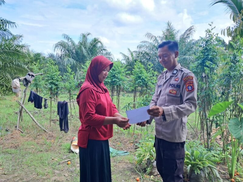 Personil Sat Binmas Polres Pulang Pisau memberikan himbauan dilarang membakar hutan dan lahan secara sembarangan kepada masyarakat