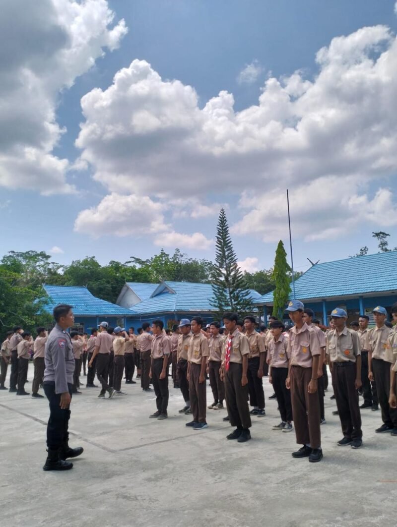 Personel Satbinmas Laksanakan Pelatihan Peraturan Baris Berbaris (PBB) di SMAN 1 Pulang Pisau