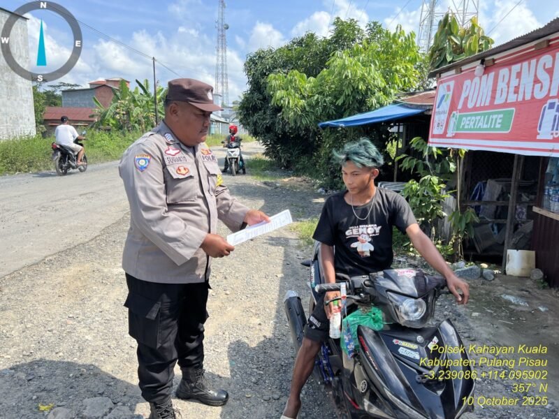 Personel Polsek Kahayan Kuala melaksanakan sosialisasi Maklumat Kapolda Kateng terkait mengemukakan pendapat di muka umum
