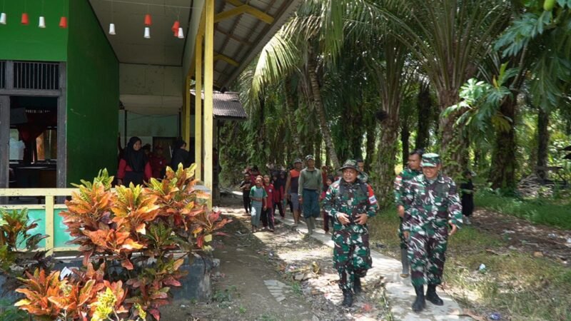 Dan Satgas TMMD Regtas Ke-126 Kodim 1208/Sambas Tinjau Lokasi Pipanisasi dan Perehaban MCK Sekolah
