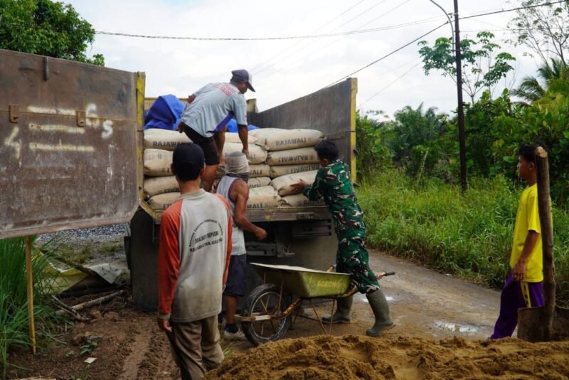 Satgas TMMD Regtas ke-126 Kodim 1208/Sambas Bersama Warga Angkat Material Semen untuk Pembangunan
