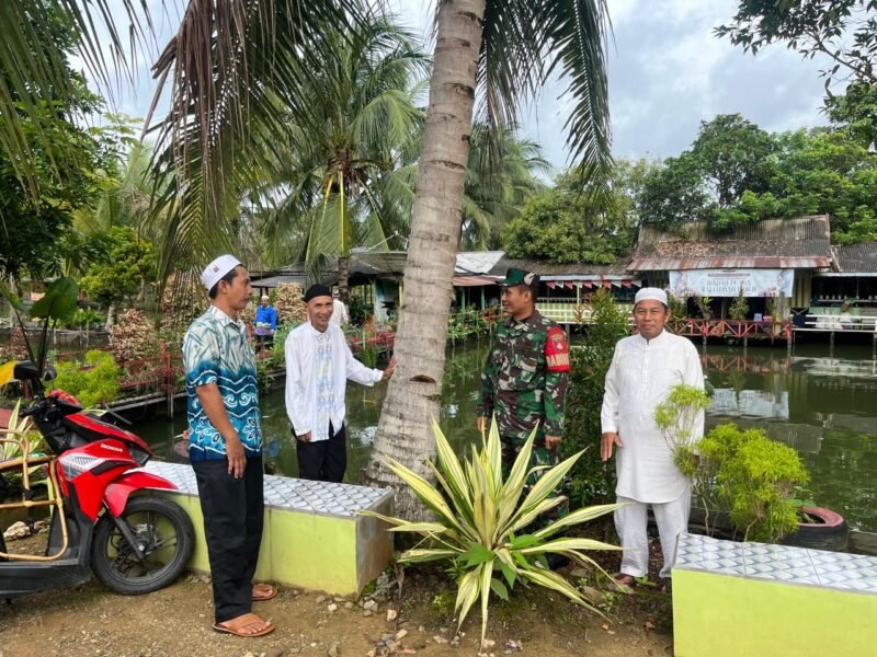 Babinsa Koramil 1008-01/Muara Uya-Jaro Gelar Komsos dengan Warga Desa Mangkupum