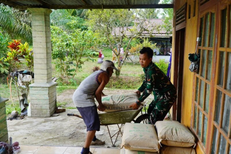 Satgas TMMD Regtas ke-126 Kodim 1208/Sambas Amankan Material Semen dari Hujan