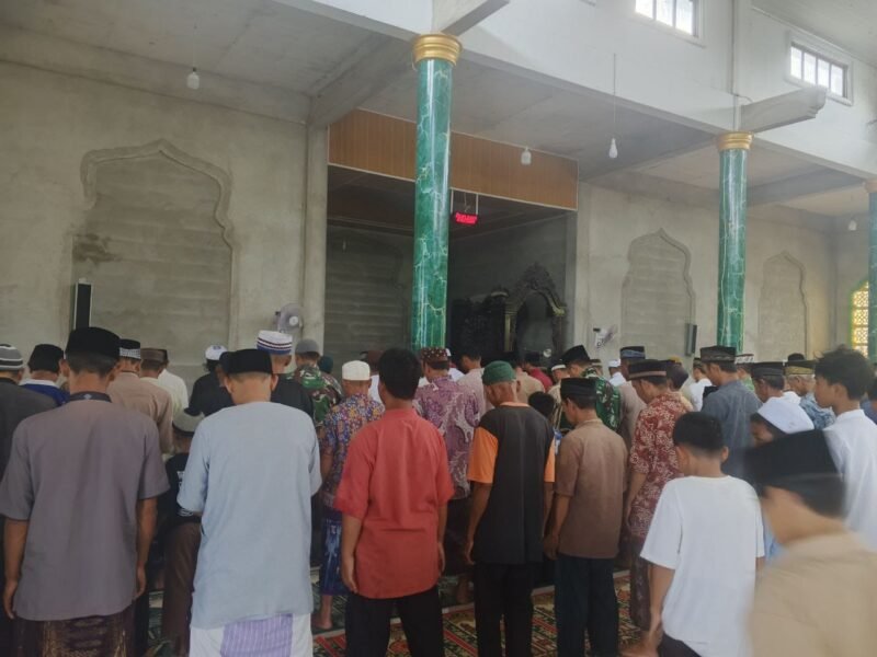 Satgas TMMD Regtas ke-126 Kodim 1208/Sambas Ikuti Salat Berjamaah di Lokasi TMMD