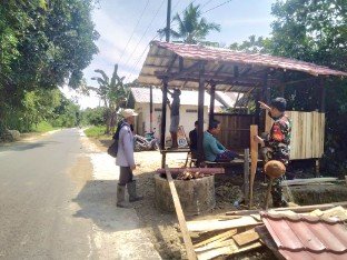 Sinergi Babinsa dan Warga, Aluan Mati Wujudkan Pos Kamling Demi Keamanan Desa