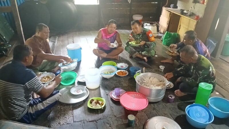 Satgas TMMD Regtas ke-126 Kodim 1208/Sambas, Jalin Keakraban Lewat Makan Siang Bersama Warga