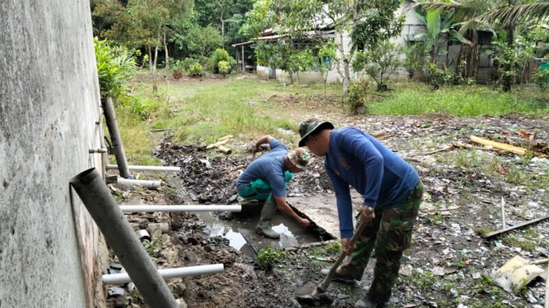 Satgas TMMD Regtas Ke-126 Kodim 1208/Sambas, Gali Tanah Untuk Pembuatan Septic Tank MCK Sekolahan