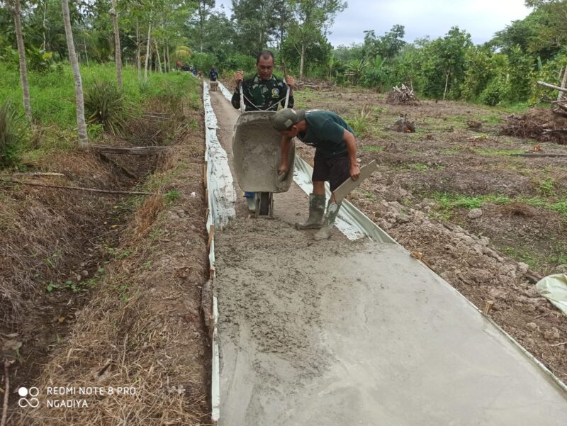 Satgas TMMD Regtas ke-126 Kodim 1208/Sambas Percepat Pekerjaan Rabat Beton